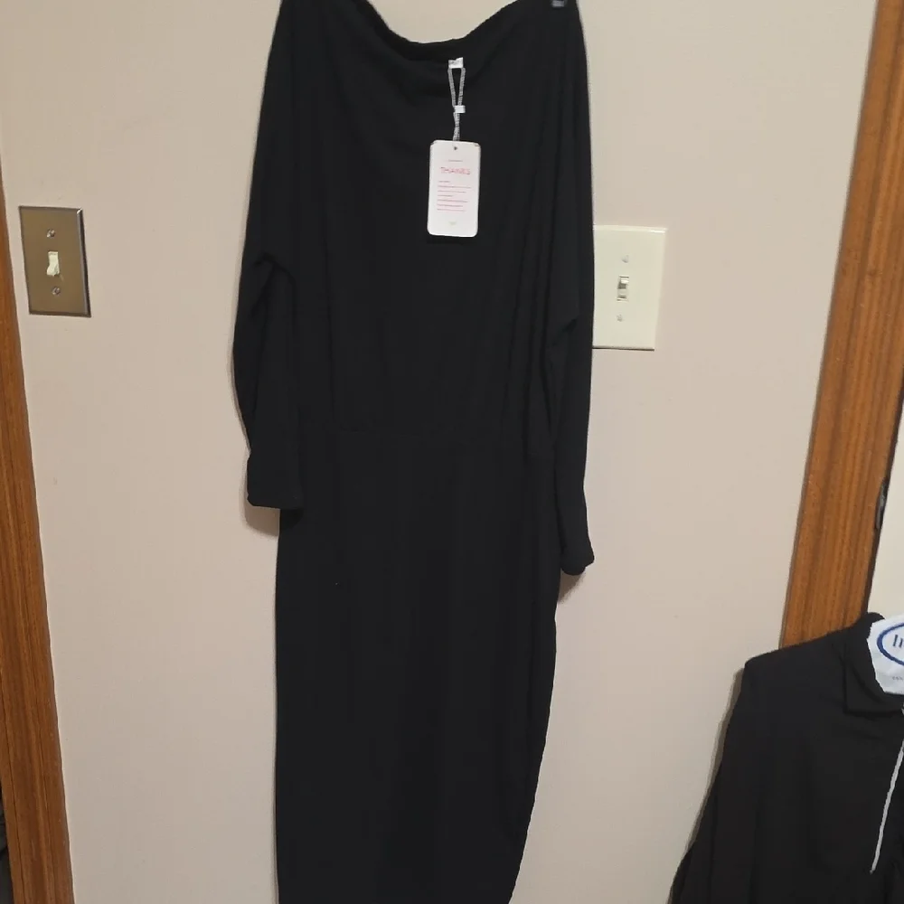 Elegant Black Off-Shoulder Dress - Picture 4 of 8